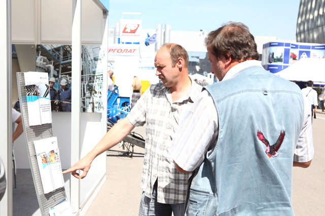 Посетители выставки Нефтегаз 2010 осматривают брошюры